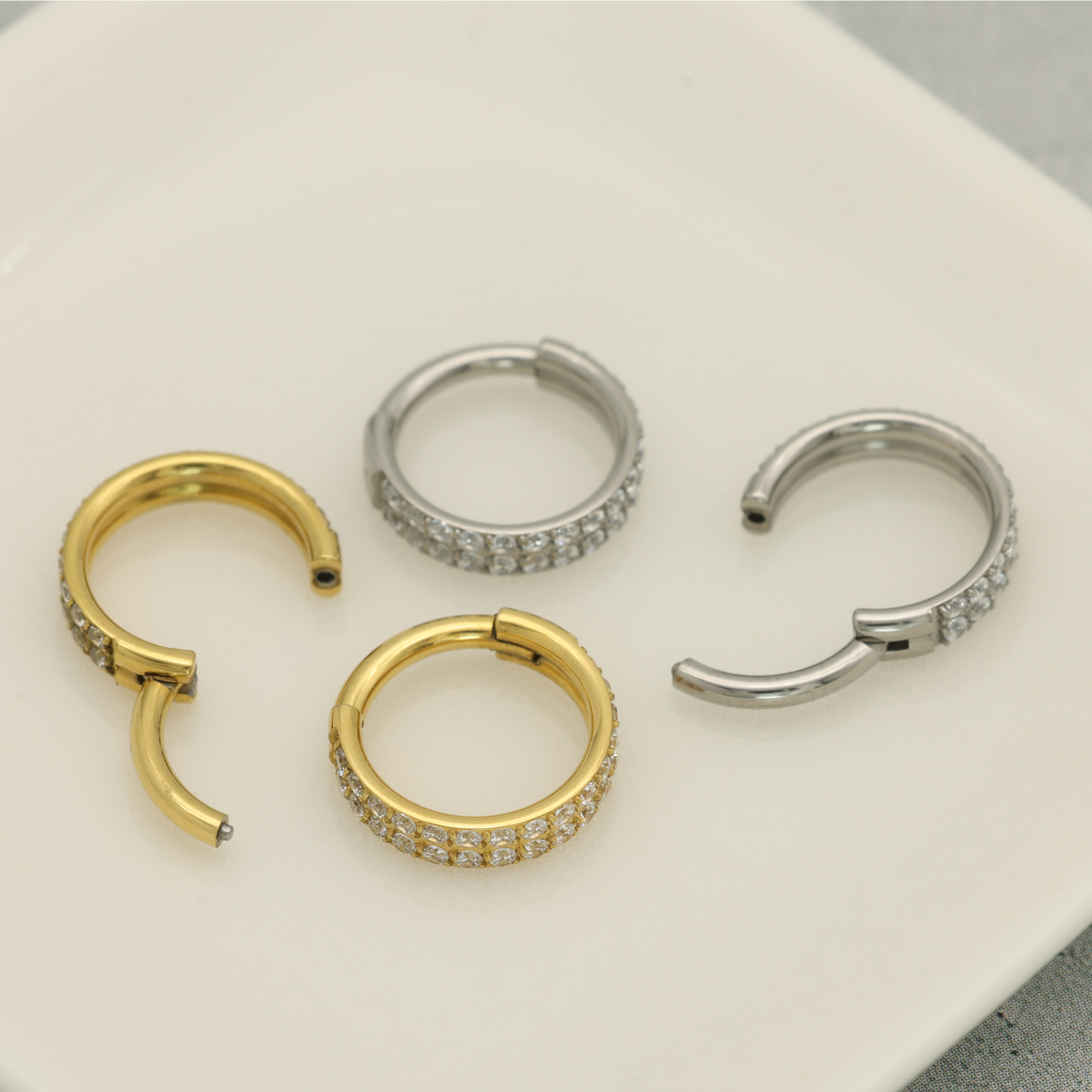 純チタン ピアス 幅2.4mm 人気 フープピアス つけっぱなし 16G ラインストーン AAAAA ジルコニア 1ペア メンズ レディース 金属アレルギー対応