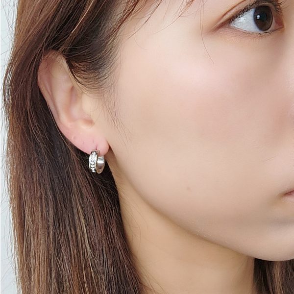 [Adelina Style] フープピアス 人気 太め 幅4mm 7粒キュービックジルコニア 鏡面 1ペア つけっぱなし 18G メンズ レディース リング ピアス サージカルステンレス 金属アレルギー対応 男女 - 画像 (2)