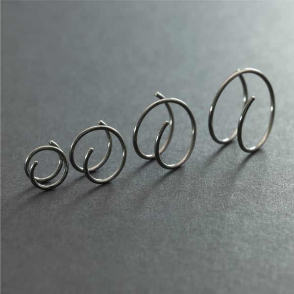 [Adelina Style] チタン ピアス スパイラル らせん コイルピアス つけっぱなし メンズ レディース モダンデザイン 高耐久性 金属アレルギー対応 シルバーカラー 1ペア - 画像 (7)